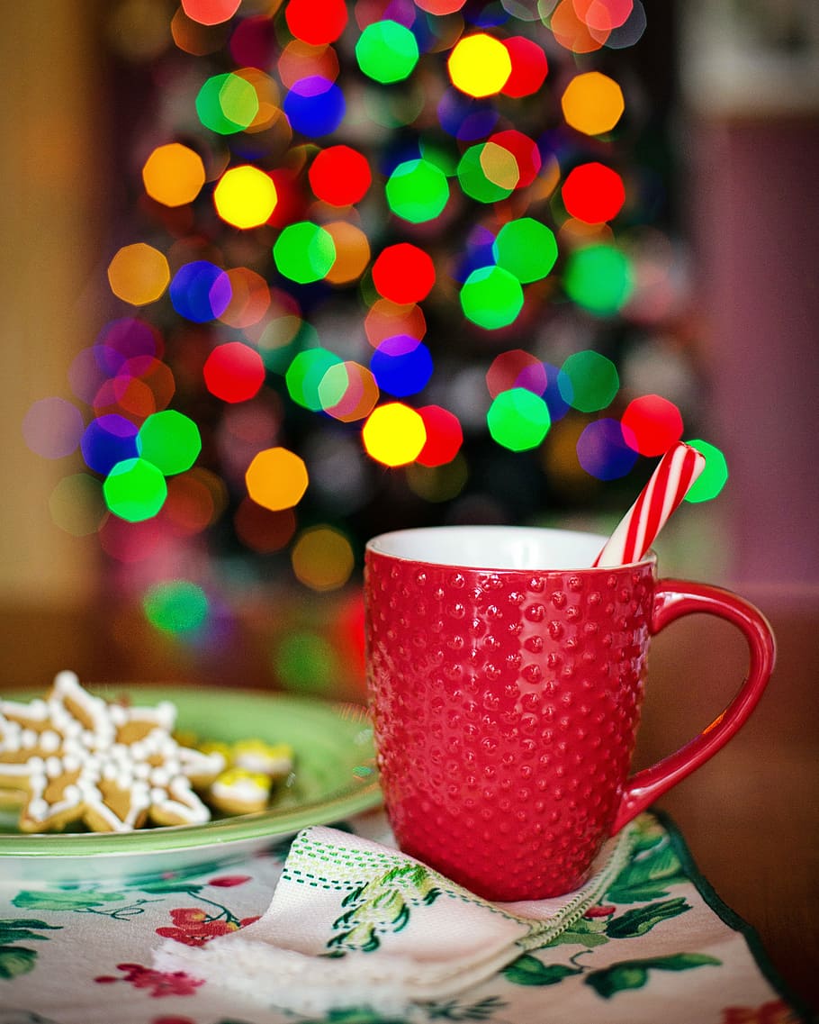 セレクティブ, フォーカス写真, 赤, マグカップ, キャンディーケーン, ホットチョコレート, クリスマス, クリスマスツリー, クリスマスライト, 居心地の良い