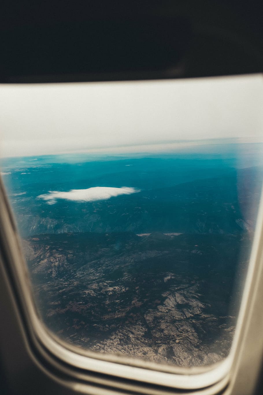 Vista para a montanha, foto, avião, janela, marrom, montanha, voando, voo, viagem, transporte