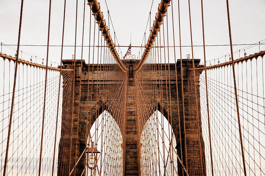 Puente de Brooklyn, arquitectura, americano, bandera, Nueva York, puente colgante, puente, estructura construida, cielo, puente - estructura hecha por el hombre