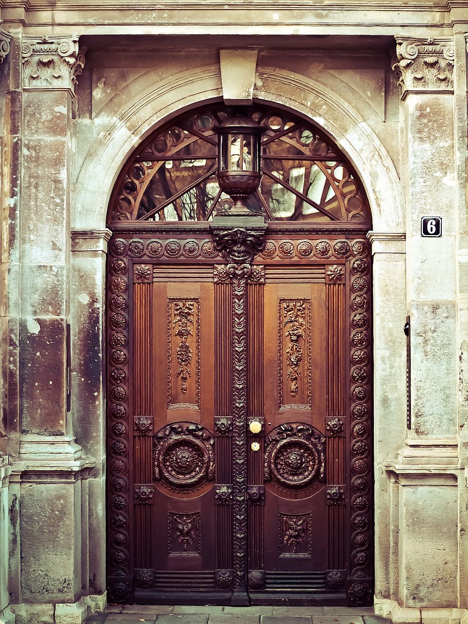marrón, de madera, en relieve, puertas, hormigón, edificio, puerta, adornos, entrada, adorno