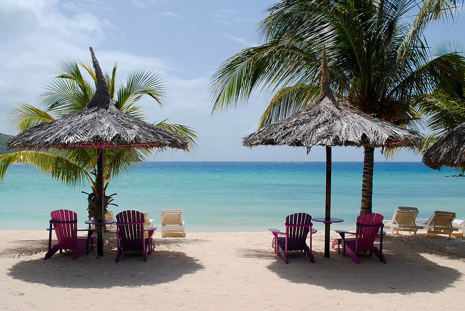 dos, marrón, sombrillas, cuatro, sillas adirondacks, playa caribeña, mar caribe, playa tropical, playa, caribe