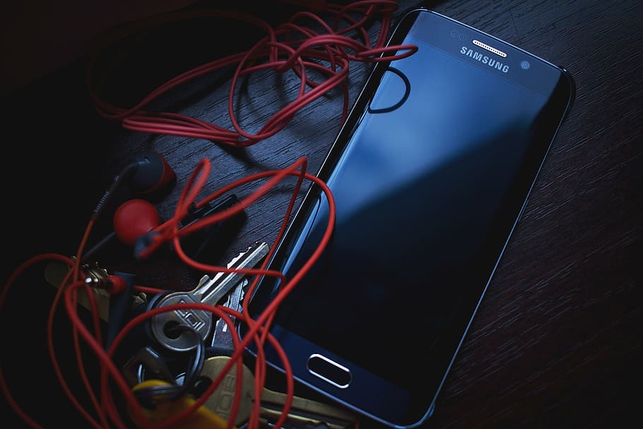 azul, samsung android smartphone, ao lado, vermelho, fones de ouvido, chaves, telefone celular, samsung, smartphone, mesa