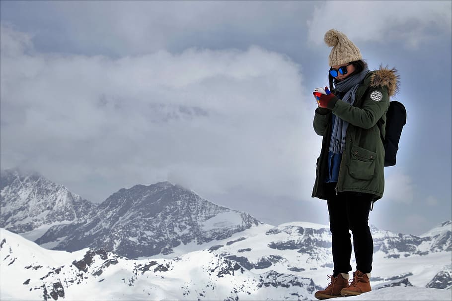 mulher, em pé, montanha, estação do inverno, Alpes, ela, neve, inverno, frio, telefone