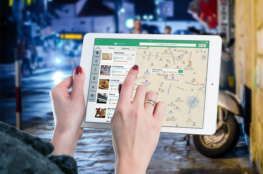 pessoa, dedo indicador, apontando, tela do mapa gps, branco, iPad, período noturno, mapa, tablet, internet