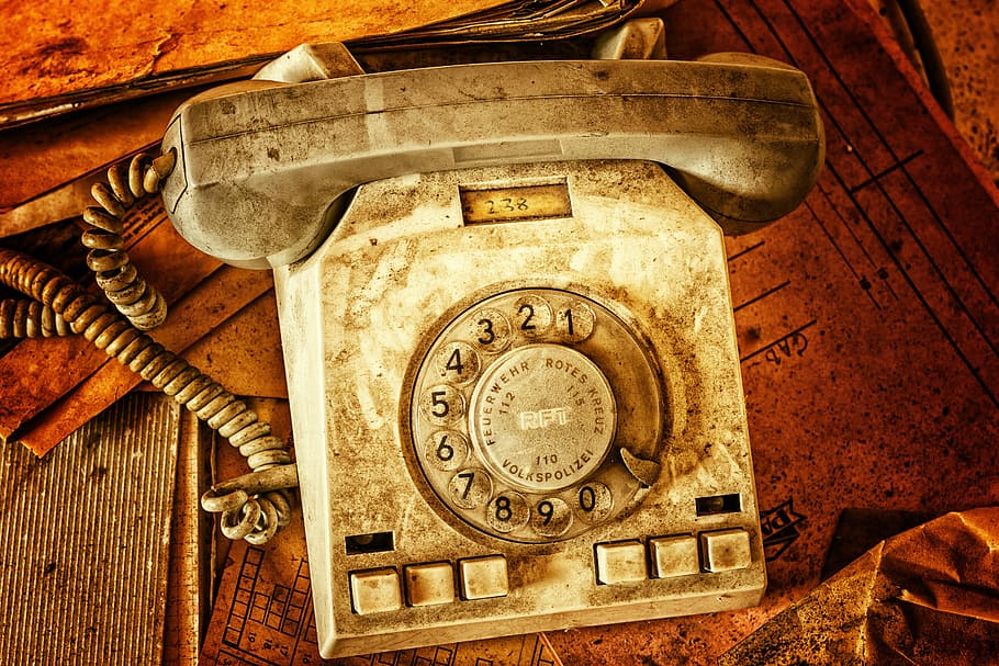 foto de primer plano, blanco, marrón, rotativo, teléfono, marcar, viejo, auricular de teléfono, llamada, oyentes