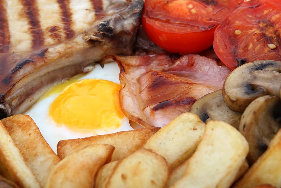 egg, fries, slice tomatoes, bacon, bread, breakfast, broiled, charbroiled, chips, cholesterol