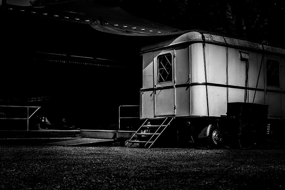 sirkus, adil, trailer, karavan, suram, hitam dan putih, cahaya dan bayangan, hidup, bepergian, malam