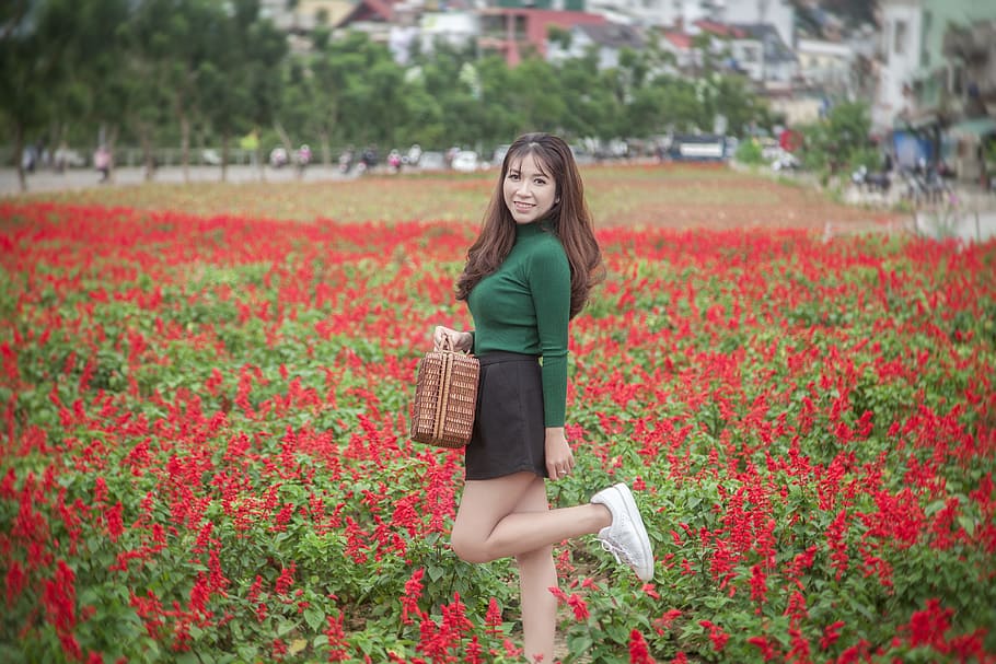 sonriente, mujer, de pie, rojo, campo de flores, mujeres, femenino, asia, niña, bonita foto