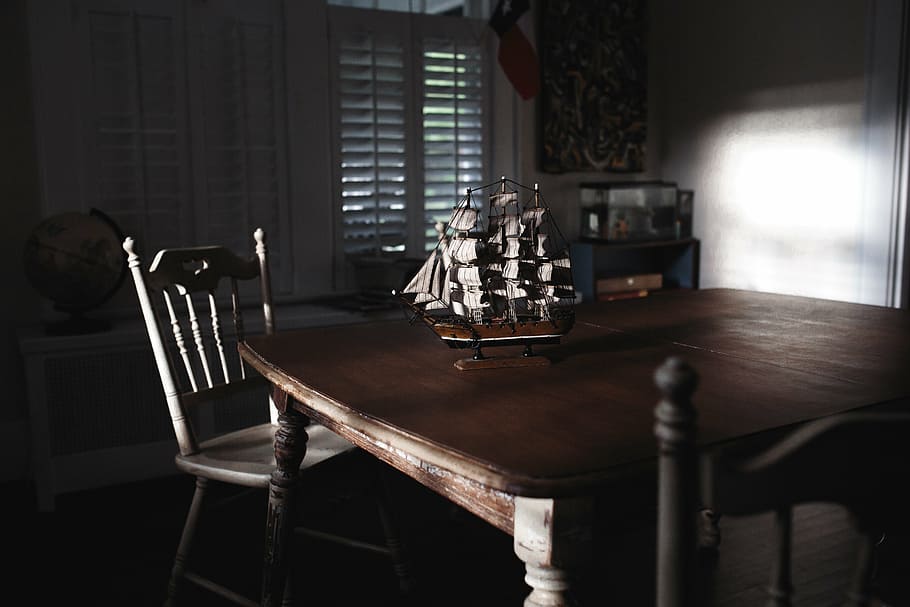marrom, modelo de escala de navio de galeão, de madeira, navio, vela, escuro, cadeira, madeira, mesa, janela