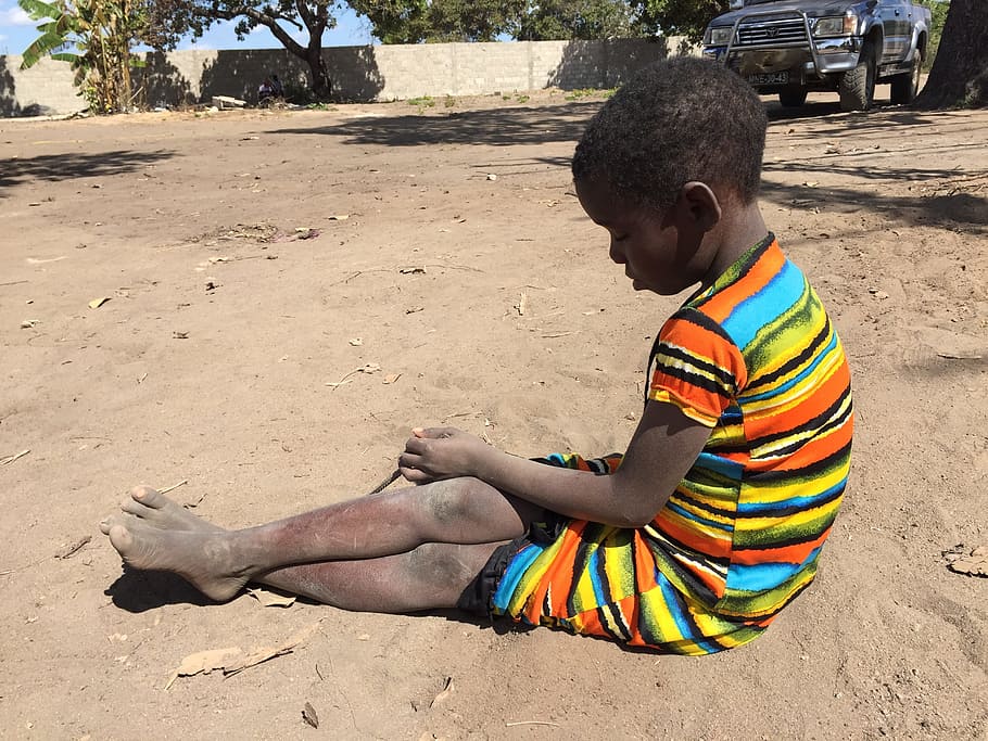 niño jugando arena, africano, pobreza, áfrica, negro, miseria, niño, pobre, solo, triste