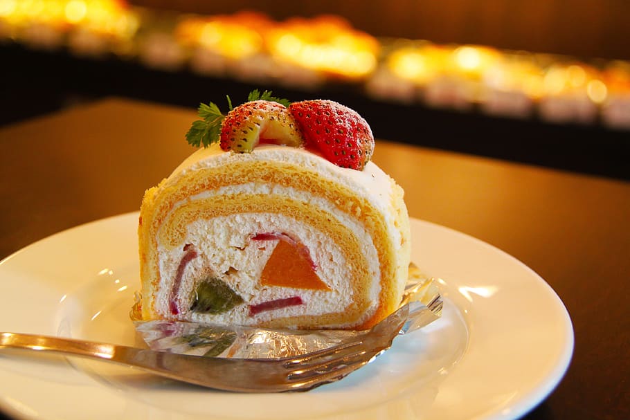 strawberry topped cake, cake, cream, strawberry, dessert, strawberry cake, cream cake, delicious, sweet, osaka