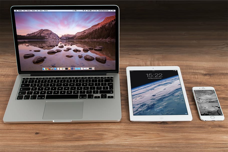 macbook, pro, al lado, blanco, ipad, plata iphone 6, 6s, marrón, madera, escritorio