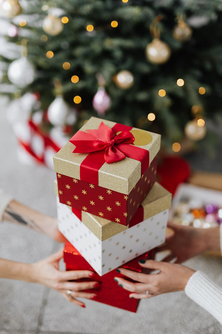 hadiah Natal, menyajikan, kotak hadiah, gift holding, pohon Natal, dekorasi Natal, background natal, lampu Natal, bola natal, hari Natal
