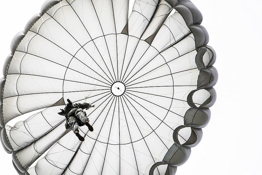 foto en escala de grises, persona, deslizamiento, paracaídas, salto en paracaídas, abierto, paracaidismo, flotante, dosel, militar