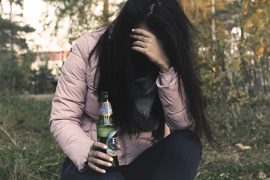 女性, 持株, ビール, 頭, 女性のアルコール依存症, アルコール依存症, 女の子, 酔っ払い, 路上で, ボトルで
