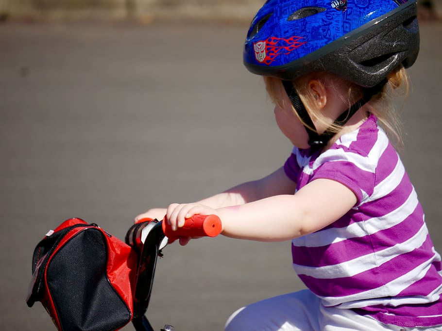 gadis, berkuda, merah, sepeda, mengenakan, biru, helm, sepeda merah, helm biru, masa kanak-kanak