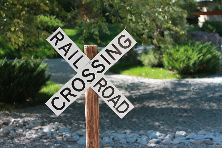 selectivo, foto de enfoque, ferrocarril, cruce, señalización, señal de cruce de ferrocarril, tren, advertencia, locomotora, seguridad