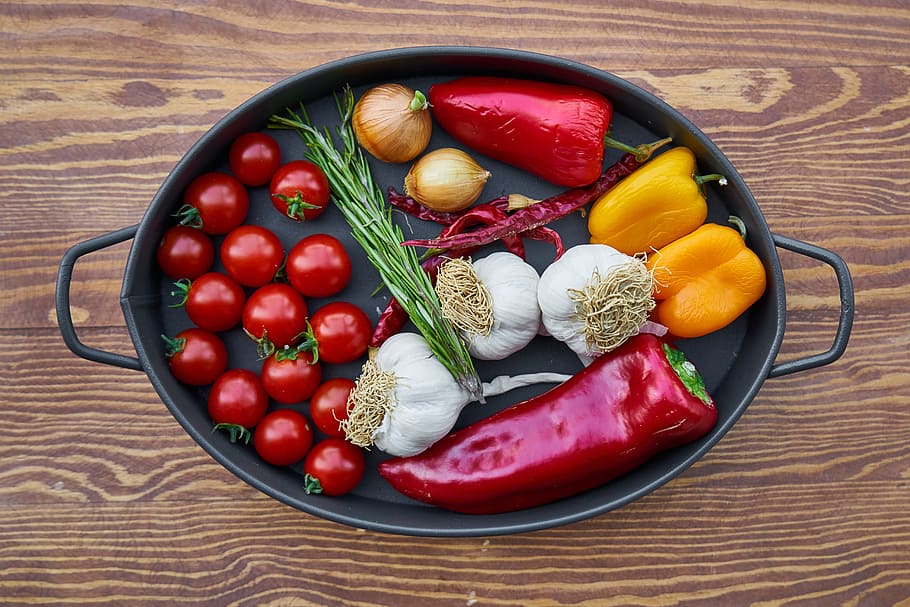 surtido, verduras, negro, freír, sartén, tomate, ajo, pimiento, cebolla, nutrición