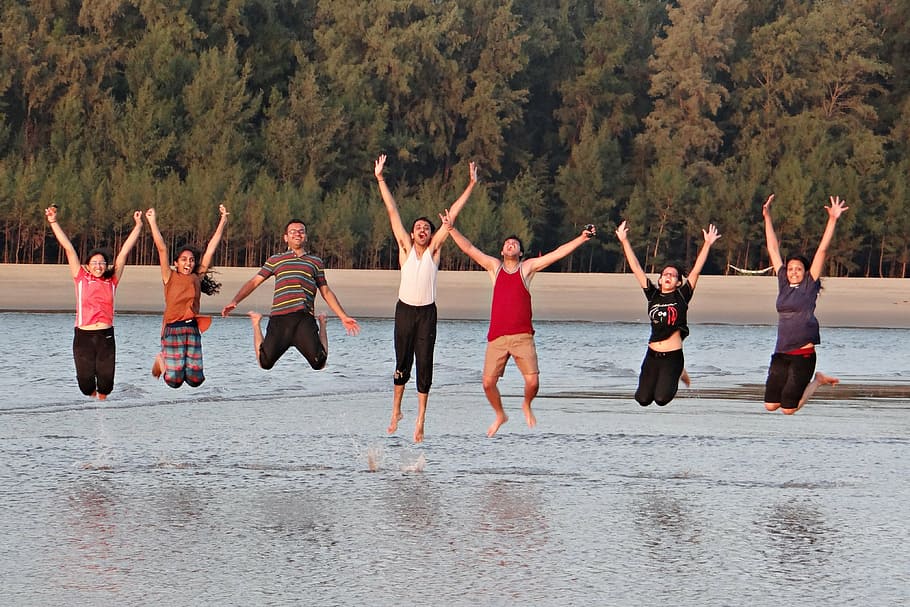 grupo, saltos de personas, cuerpo, agua, jóvenes, felices, saltando, personas felices, playa, fiesta