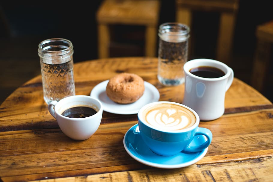 branco, cerâmica, xícara de chá, ao lado, rosquinha, azul, xícara, prato, café, cappuccino