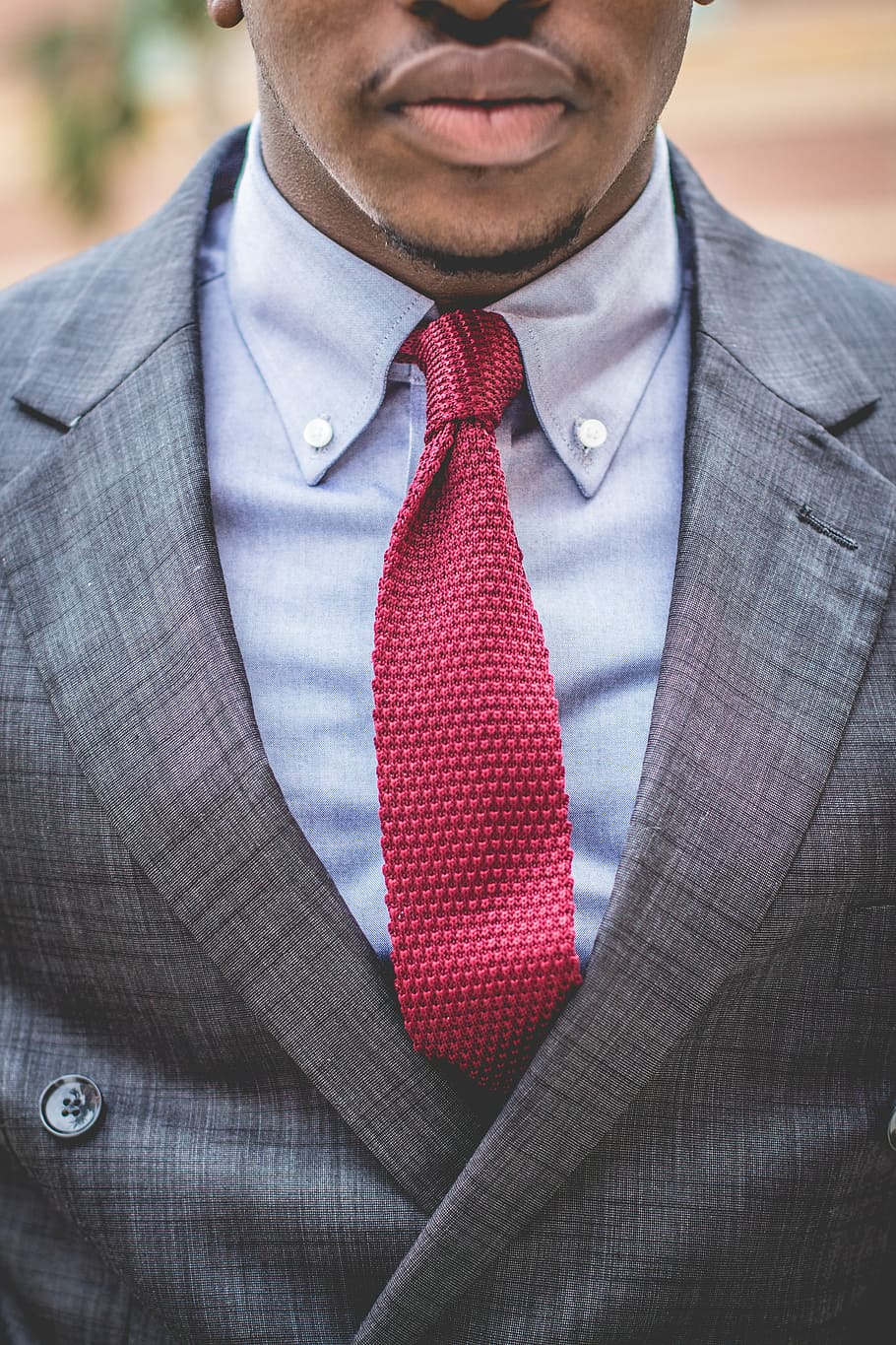 homem, mostrando, frente, vermelho, gravata, cinza, terno, cara, moda, roupas