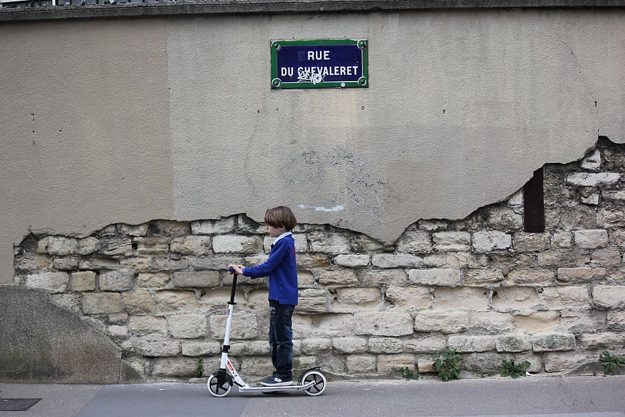 niño, azul, manga larga, camisa, de pie, patinete, pared, scooter, París, longitud total