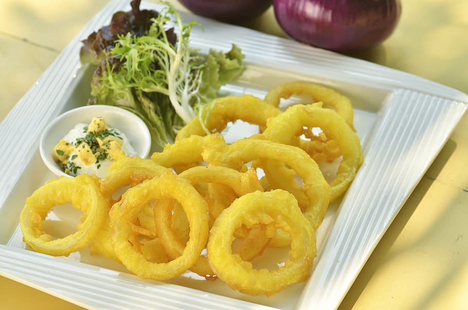 calamari with lettuce, squid rings, fried, deep fried, onion rings, food, dinner, lunch, plate, seafood