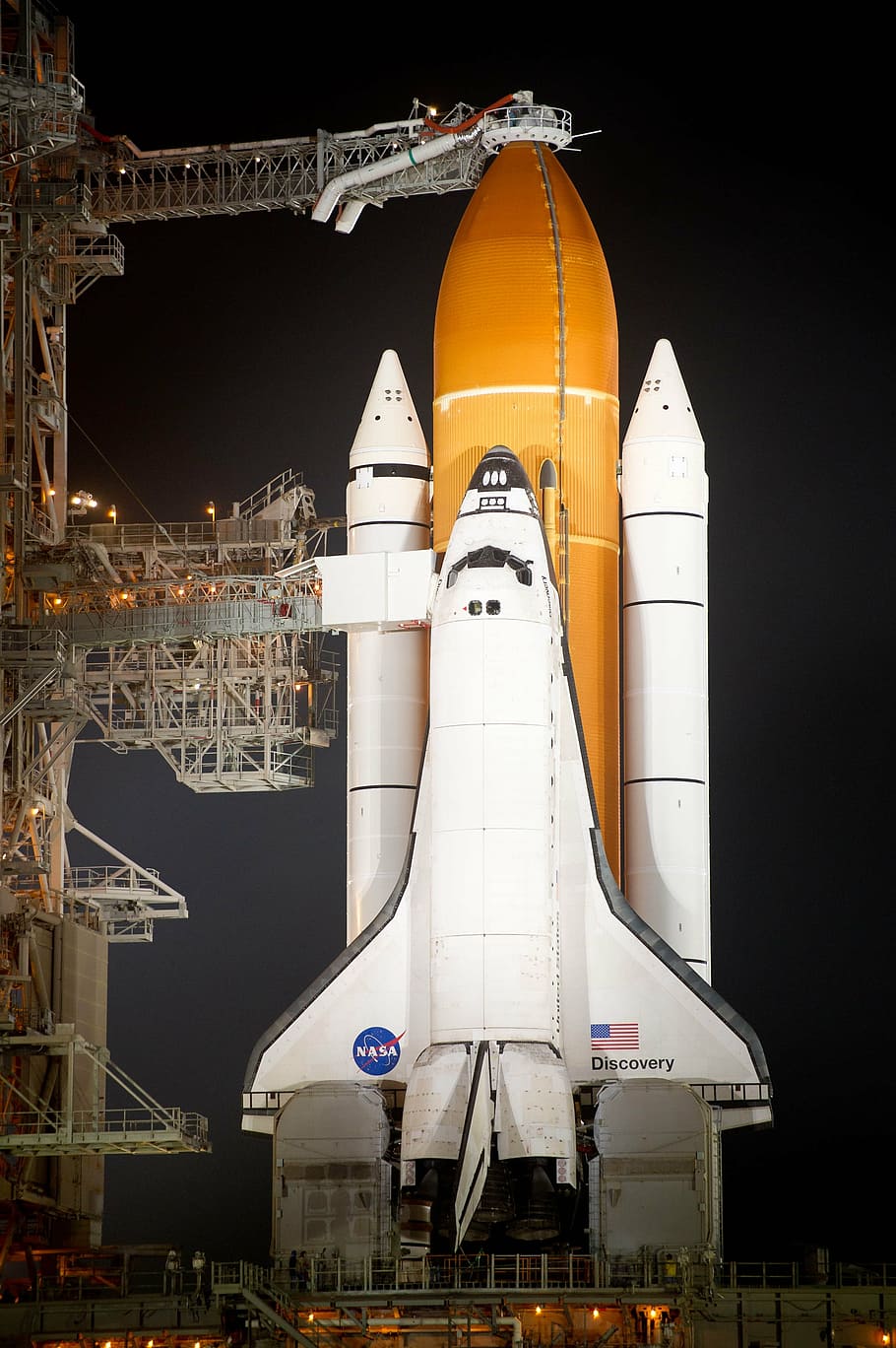 blanco, naranja, transbordador espacial de descubrimiento de la NASA, nocturno, transbordador espacial, descubrimiento, transbordador, descubrimiento de transbordador espacial, pre-vuelo, plataforma de lanzamiento