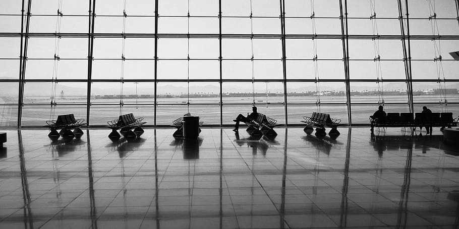 foto en escala de grises, persona, sentado, con vistas, ventana de vidrio, estación, personas, viaje, transporte, grupo de personas