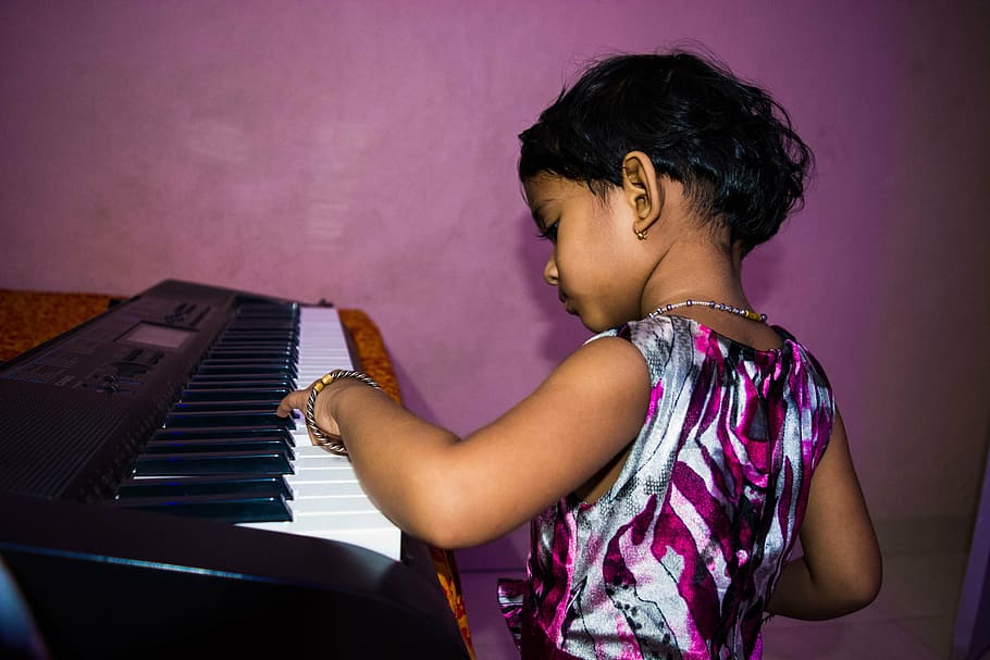 Niña tocando el piano, linda niña tocando el piano, niña, piano, niño, musical, linda, música, instrumento, talento