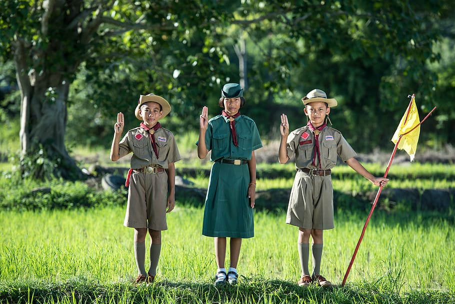 Mujer, vistiendo, uniforme de girl scout, boy, scout, scouting, asia, mismo, tailandia, palabrotas