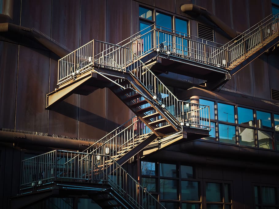 gris, escaleras metálicas de emergencia, escaleras, arquitectura, gradualmente, escalera, edificio, fachada, emergencia, metal