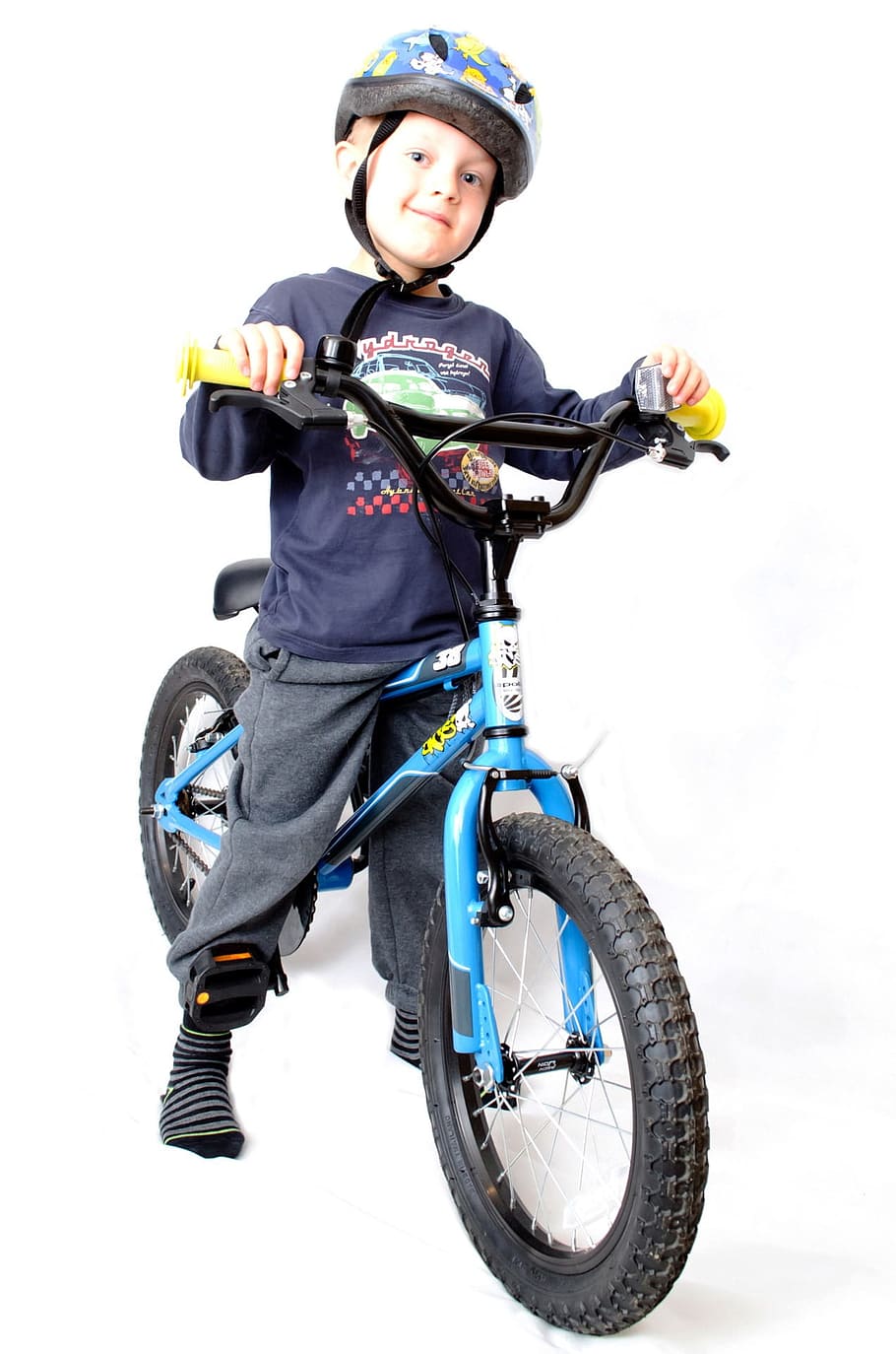 chico, parado, bicicleta bmx, vistiendo, casco, bicicleta, aislado, actividad, niño, blanco