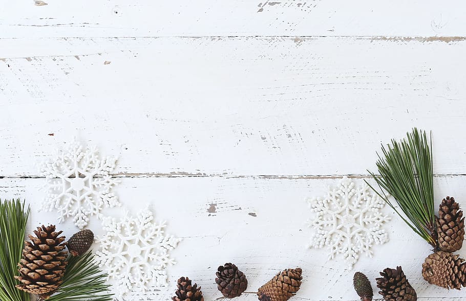 сосновые шишки, Фон снежинок, белое дерево, стол письменный, зима, Рождество, Flatlay, сосновая шишка, простоватый, день отдыха