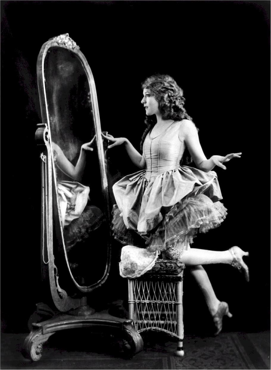 Fotografía en escala de grises, mujer, blanco, vestido sin mangas, mirando fijamente, uno mismo, espejo de vanidad, Mary Pickford, actriz, películas