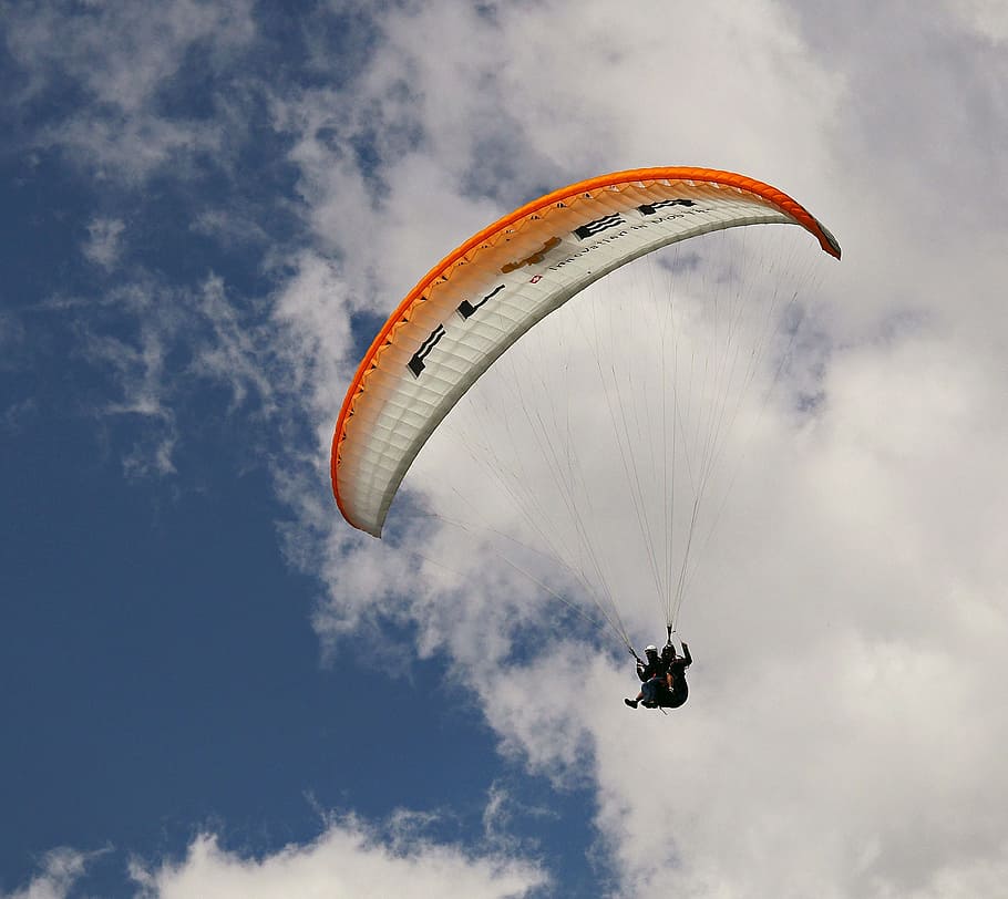 Persona haciendo parapente, parapente, tándem, vuelo, vuelo en tándem, nubes, doble salto, vista panorámica, Suiza, engadin