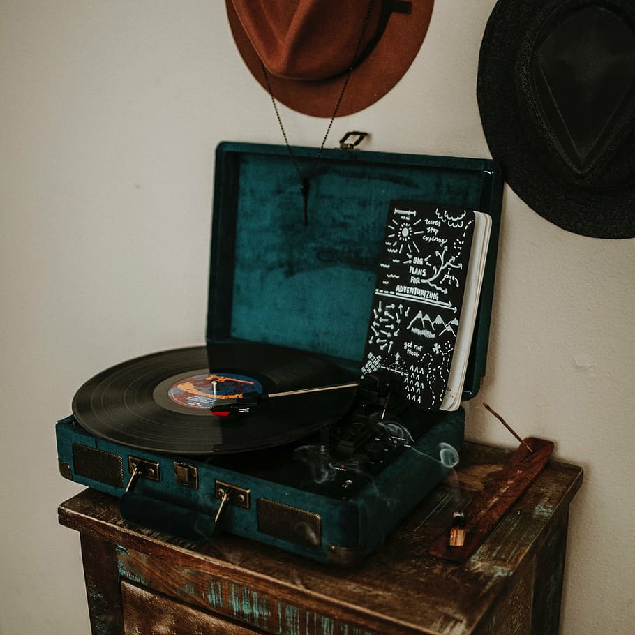 fonógrafo, mesa auxiliar, pared, sombreros, notas, cuaderno, humo, carbón, muebles, música