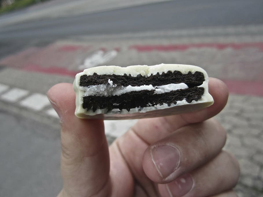 biscuit, oreo, chocolate, delicious, sweet, food, sweet dish, human hand, hand, human body part