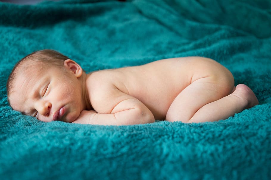 赤ちゃん, 睡眠, ティール掛け布団, 新生児, 幼児, 子供, 赤ちゃんのみ, 上半身裸, 屋内で, 一人