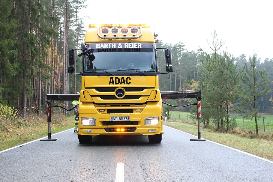 adac, towing, towing service, accident, transportation, mode of transportation, yellow, land vehicle, road, city