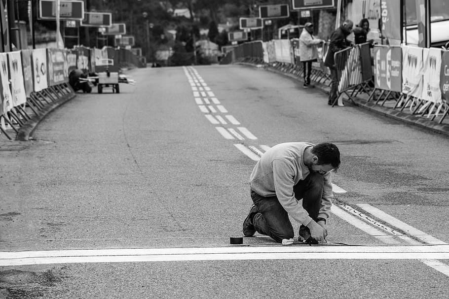 man, kneeling, street grayscale photography, Man, Work, Race, Bike, Finish Line, work, sport, street