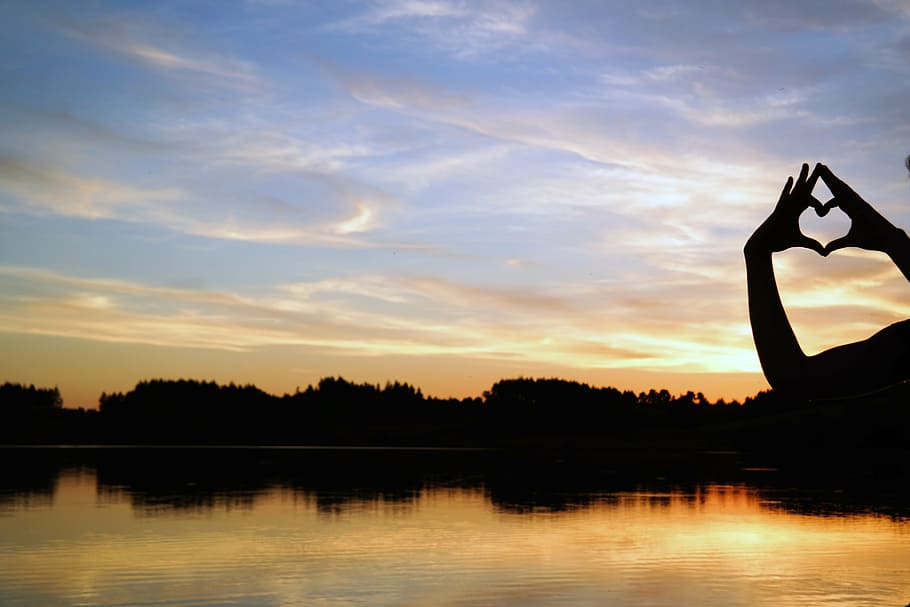 foto siluet, orang, tangan, emas, jam, matahari terbenam, danau terbakar, danau, senja, alam