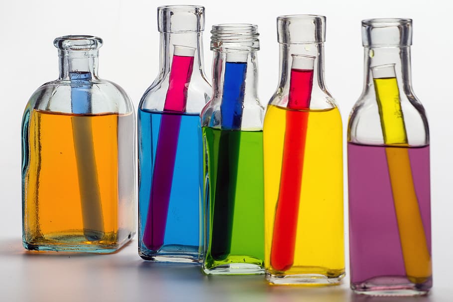 5つの満たされたボトル, 静物, ボトル, 色, 色の水, 試験管, farbenspiel, 液体, ガラス-材料, 黄色
