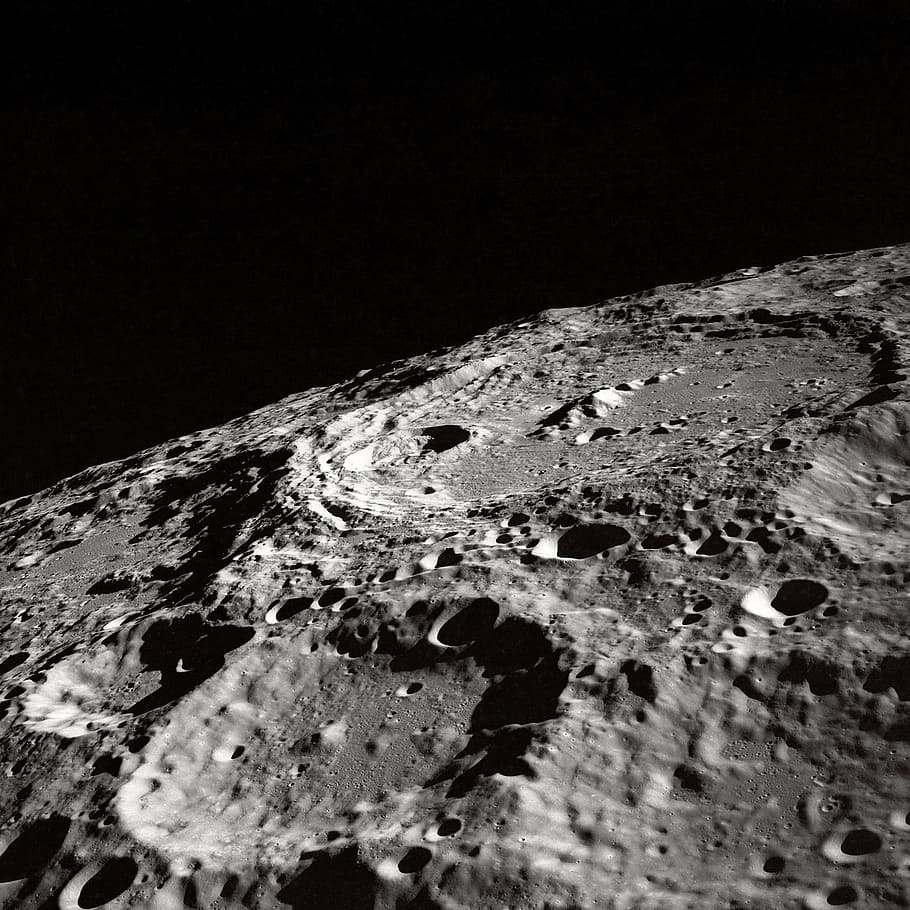 superfície da lua, lua, crateras da lua, cratera, paisagem lunar, superfície lunar, escuro, preto, espaço, universo