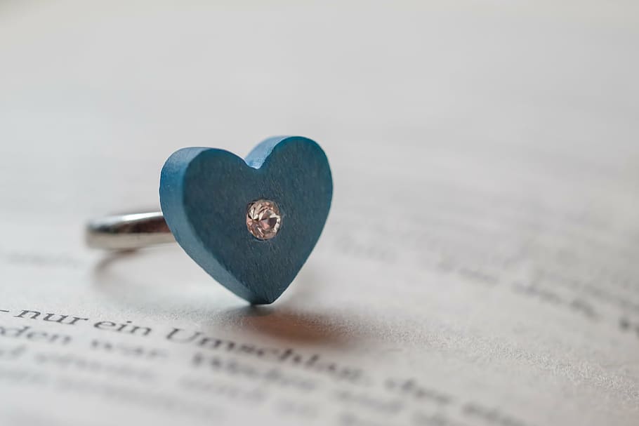 anillo del corazón del trullo, selectivo, foto del foco, anillo, anillo de bodas, compromiso, antes, boda, amor, juntos