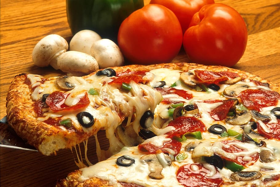 pizza di atas meja, pizza, minuman, makanan, makanan dan minuman, sayur, buah, kesegaran, produk susu, keju