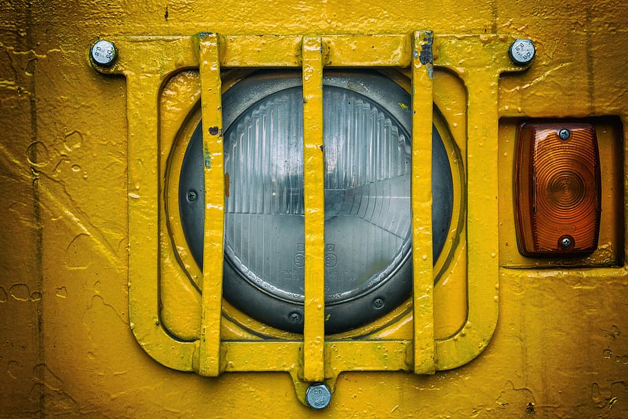 foto de close-up, farol de veículo desligado, grade, lâmpada, holofote, amarelo, pisca-pisca, boné, iluminação, veículo