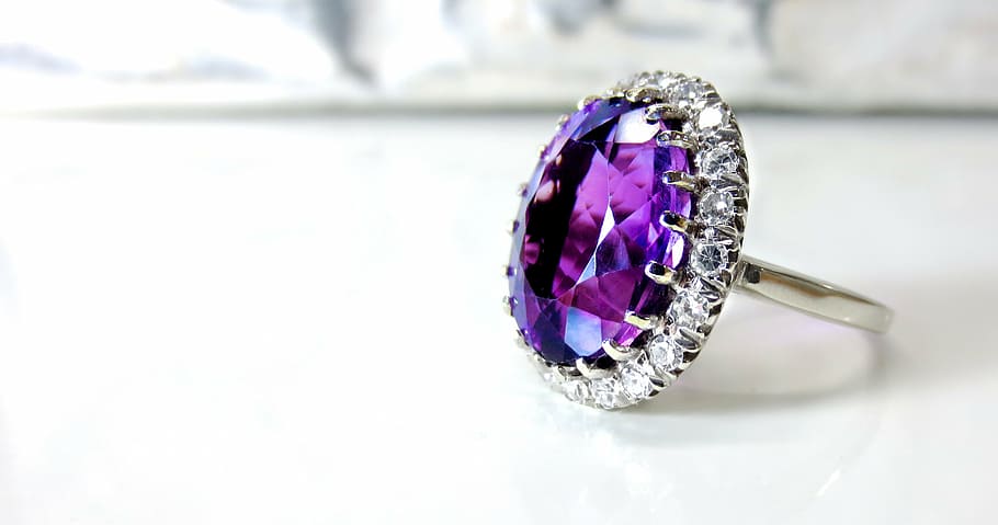 cerca, foto, púrpura, anillo solitario de piedras preciosas, amatista, oro blanco, diamante, vintage, halo, inmuebles