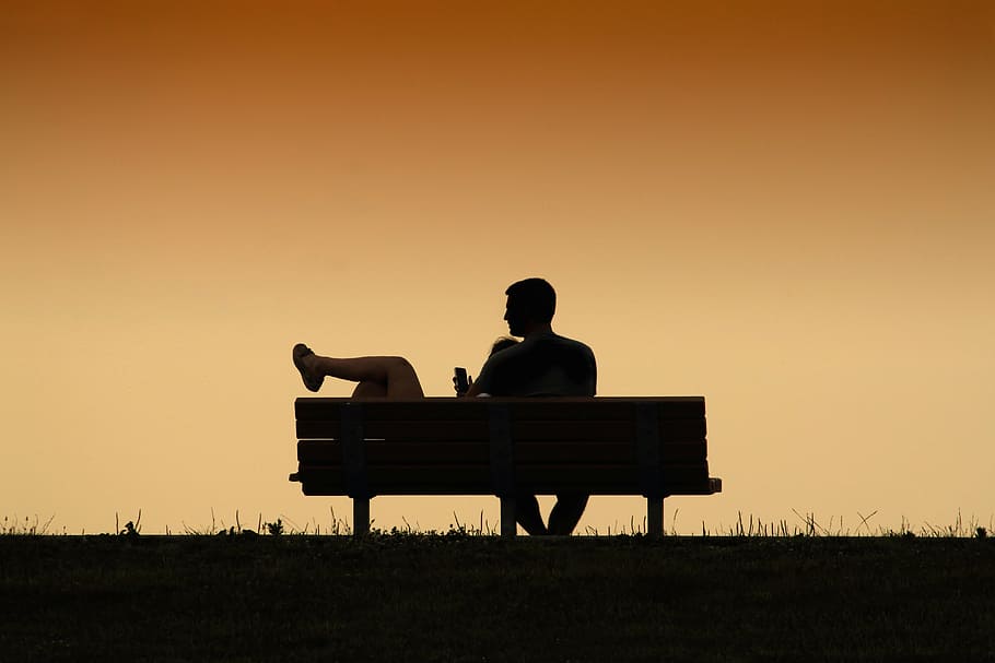 hombre, sentado, banco, pareja, puesta de sol, césped, parque, gente, mujer, silueta