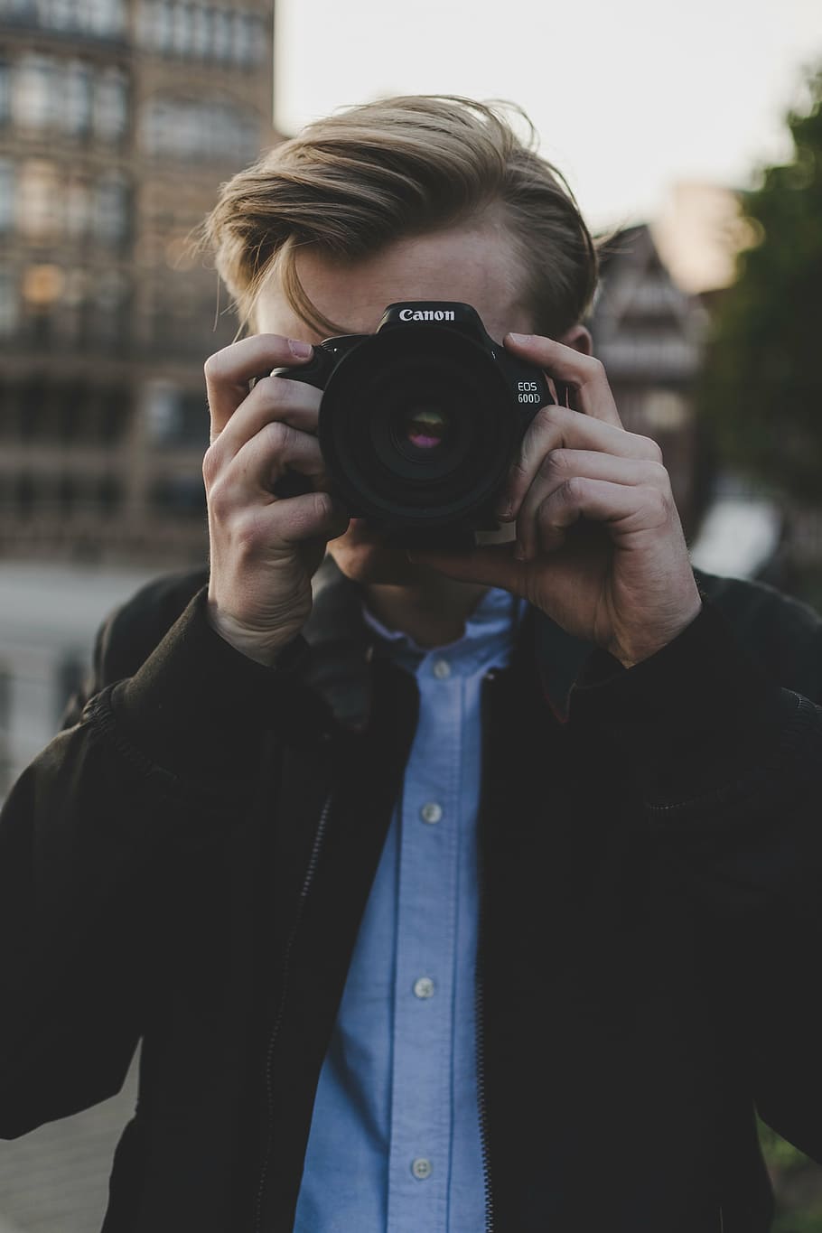 hombre, usando, cámara réflex digital canon, gente, chico, millennials, cámara, lente, fotógrafo, cámara - Equipo fotográfico